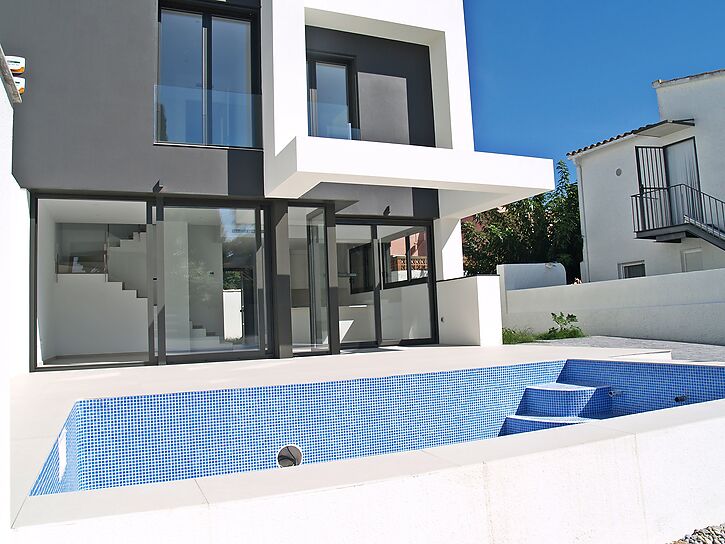Nova casa d&acute;estil modern en venda Empuriabrava ( D )