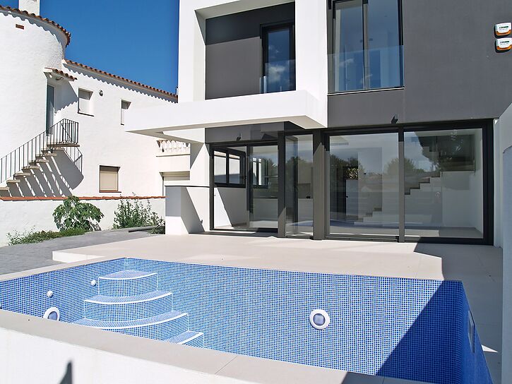Nova casa d&acute;estil modern en venda Empuriabrava ( D )