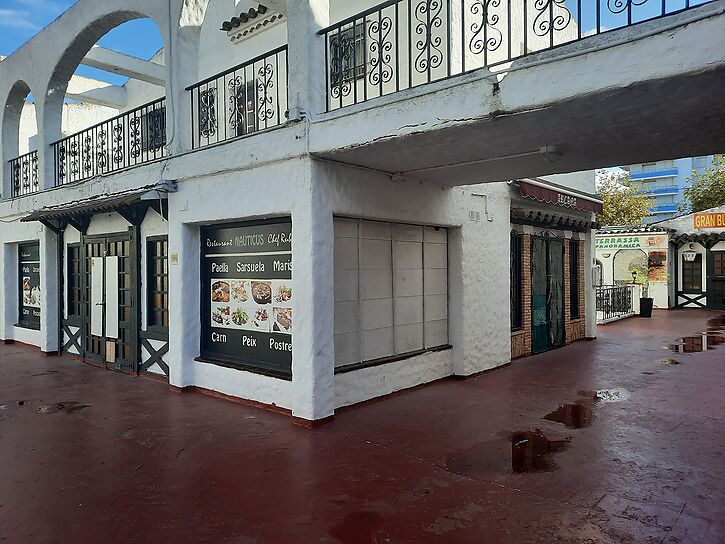 Investissement, produit bancaire 3 locaux &agrave; vendre Empuriabrava centre